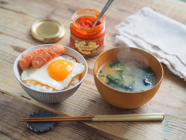 サンバルをのせた目玉焼きごはんとみそ汁