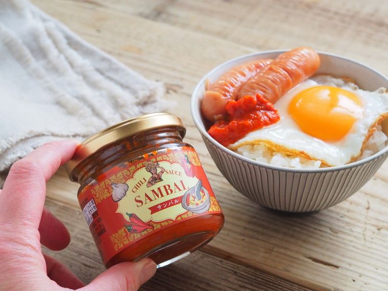 サンバルの瓶と目玉焼きがのったごはん