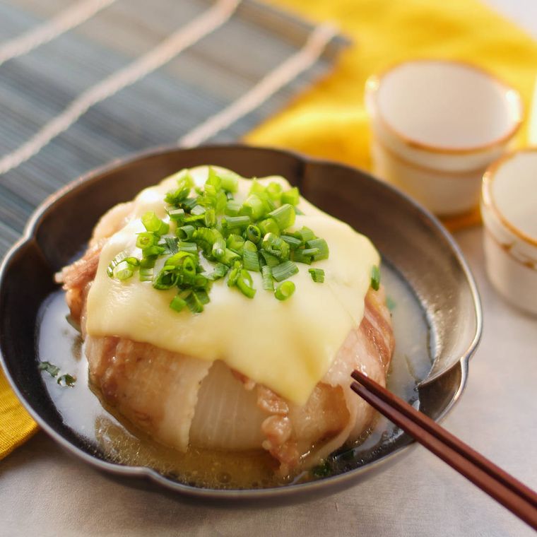 黒い皿に盛られた肉巻き玉ねぎのレンジ蒸し