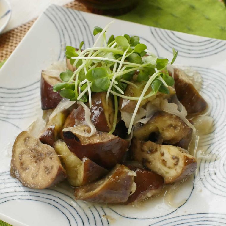 白い皿に盛られた玉ねぎとなすのナムル風