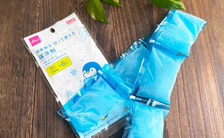 冷凍庫で凍らせた「切って使える保冷剤」