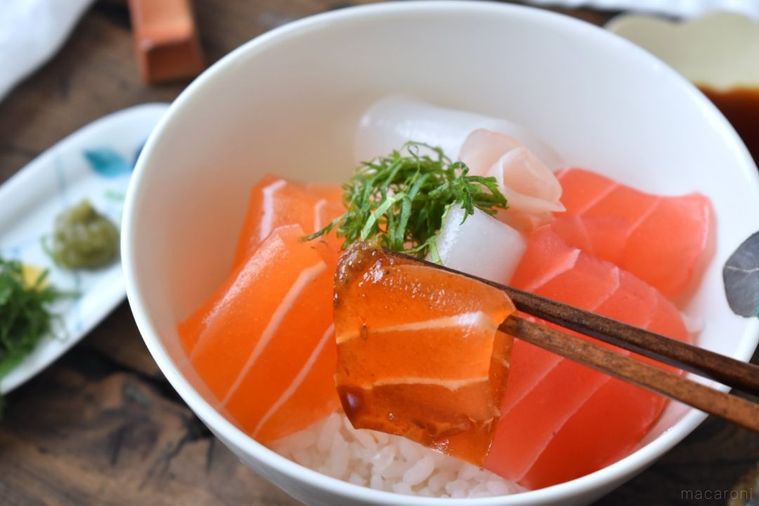 箸で持ち上げた、わさび醤油をつけた「まるでサーモン」