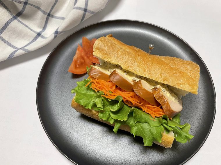 国産鶏のサラダチキン スモークを使ったバゲットサンド