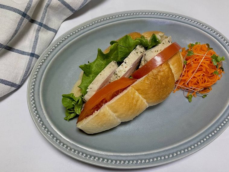 国産鶏のサラダチキン3種のハーブスパイスを使ったサンドイッチ