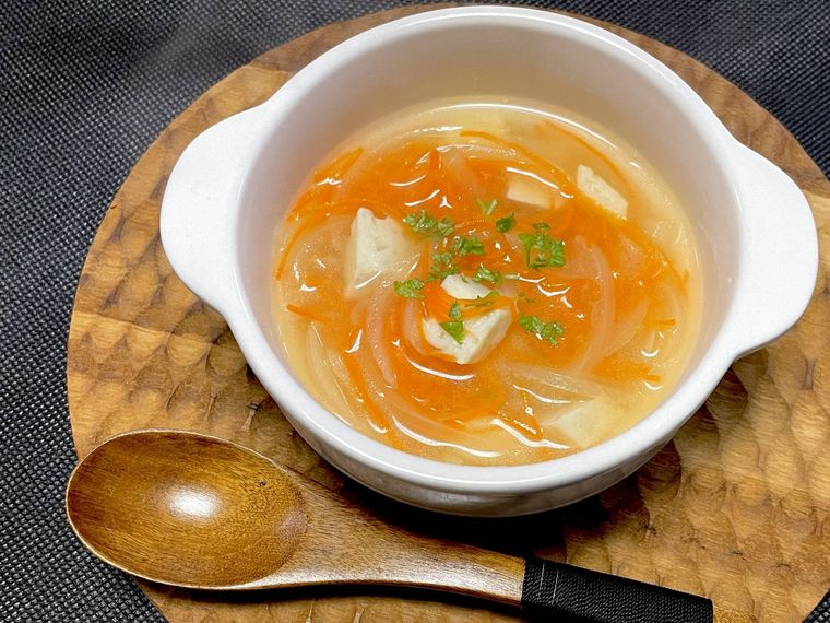 サラダチキンバー 3種のチーズをカットしコンソメスープに入れている