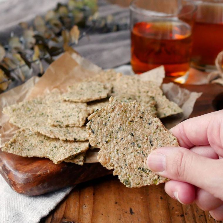 オートミールののり塩チップスを手で持っている様子