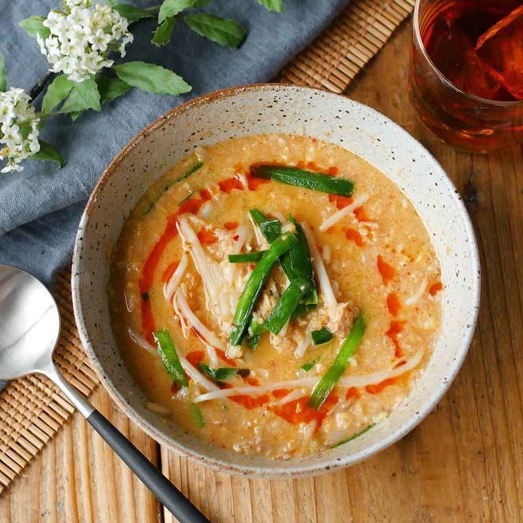 白い器に盛り付けられたオートミールのクッパ