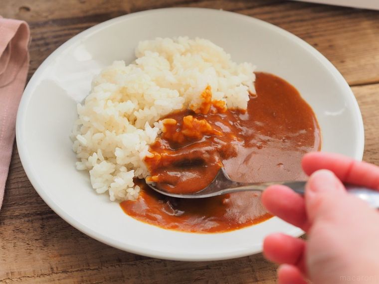 カレーをスプーンですくうようす