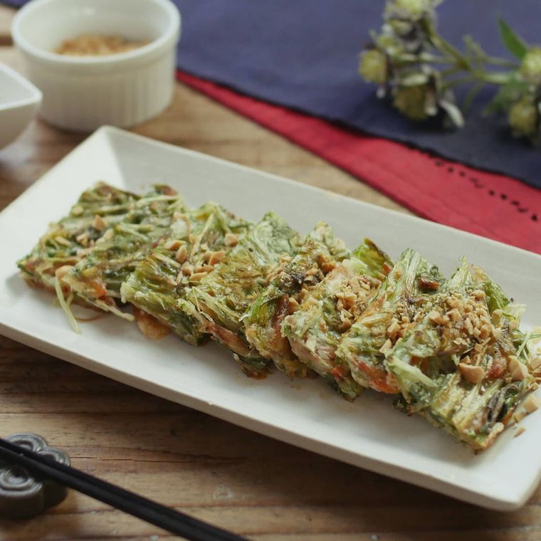 白い四角い皿に盛った水菜のチヂミ