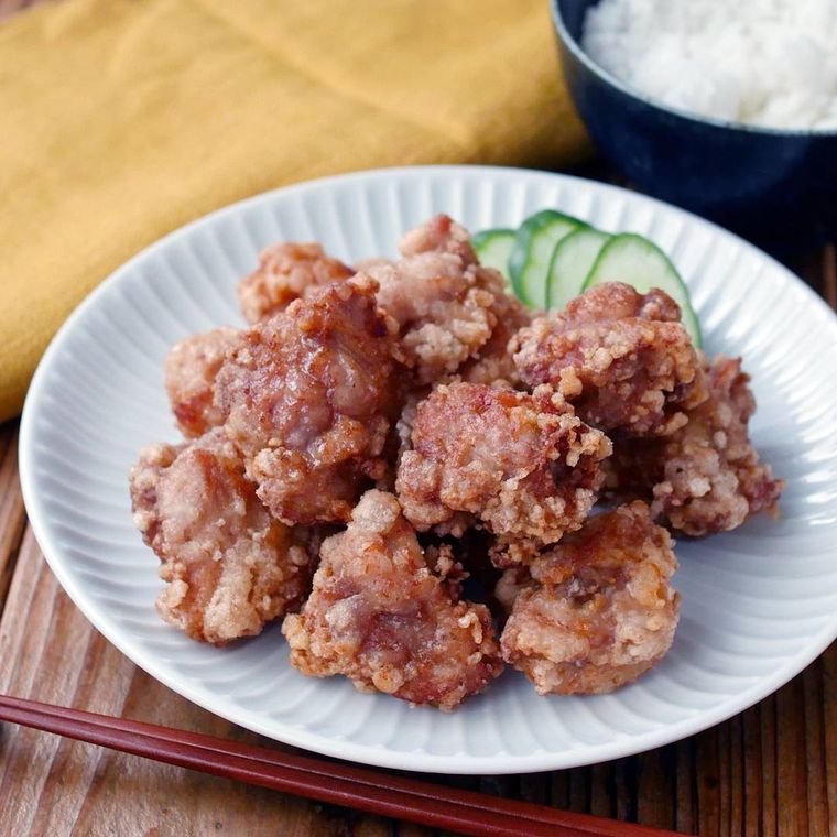 お皿に盛られた唐揚げときゅうり