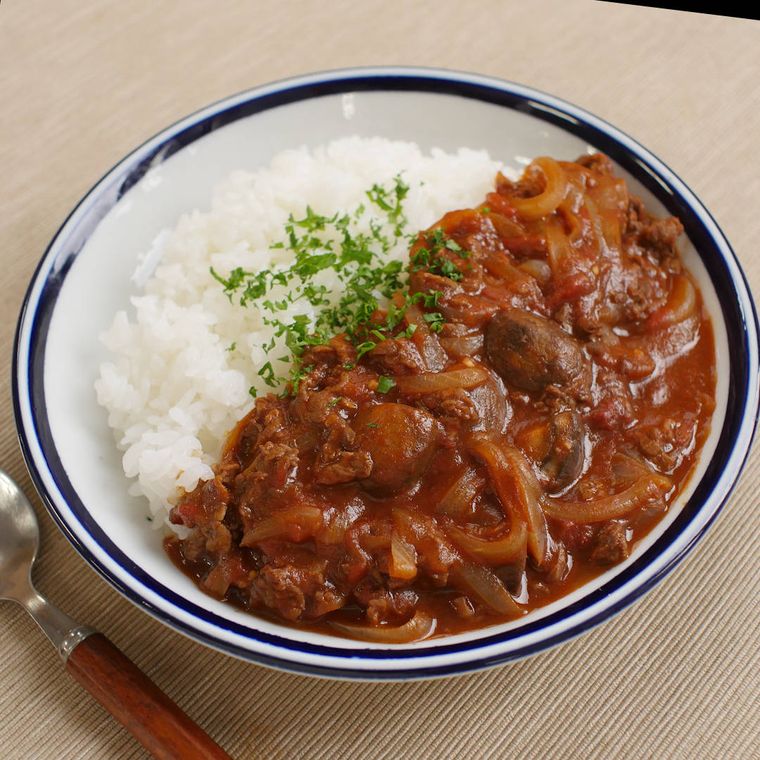 青い線が入った白い皿に盛られたハヤシライス