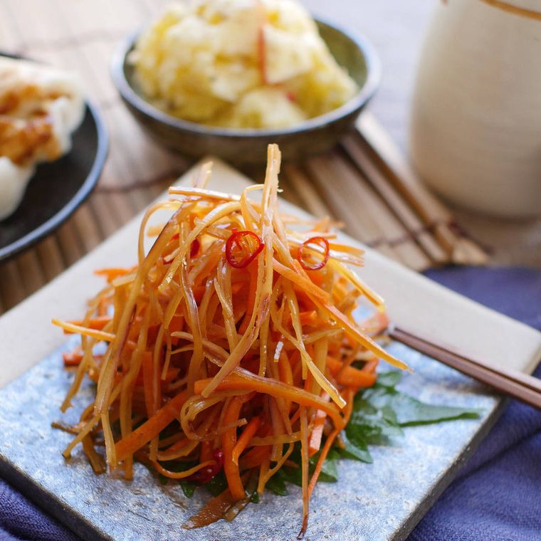 角皿に盛り付けたピリ辛いかにんじん