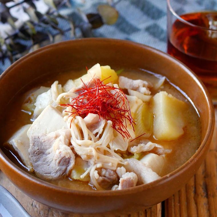 茶色い器に盛り付けられた野菜たっぷりチゲ風スープ