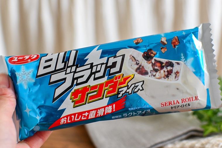 セブン限定「白いブラックサンダーアイス」のミルキーな味がたまらない。ザクっと食感で満足感も【365日アイス女子】の画像