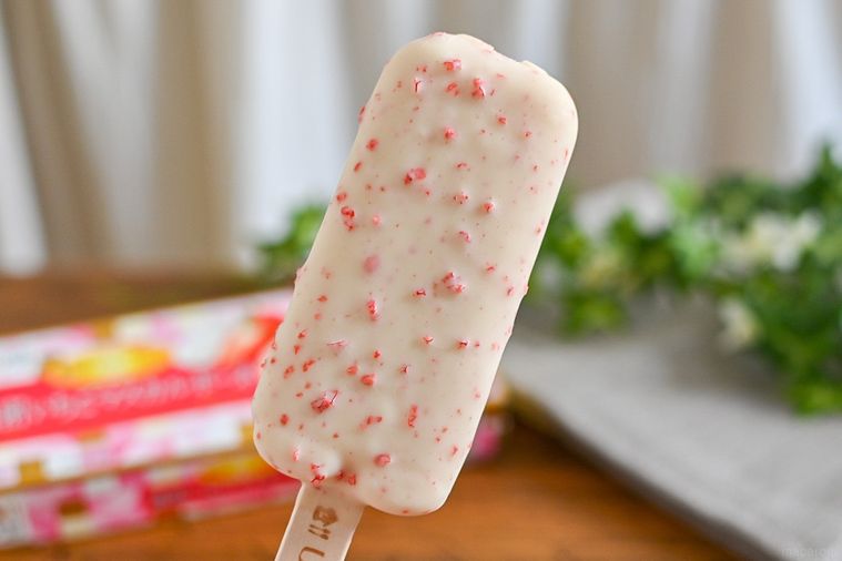 ローソン限定の贅沢チョコレートバーいちごマスカルポーネのコクがすごい。甘酸っぱくて春らしい味【365日アイス女子】の画像