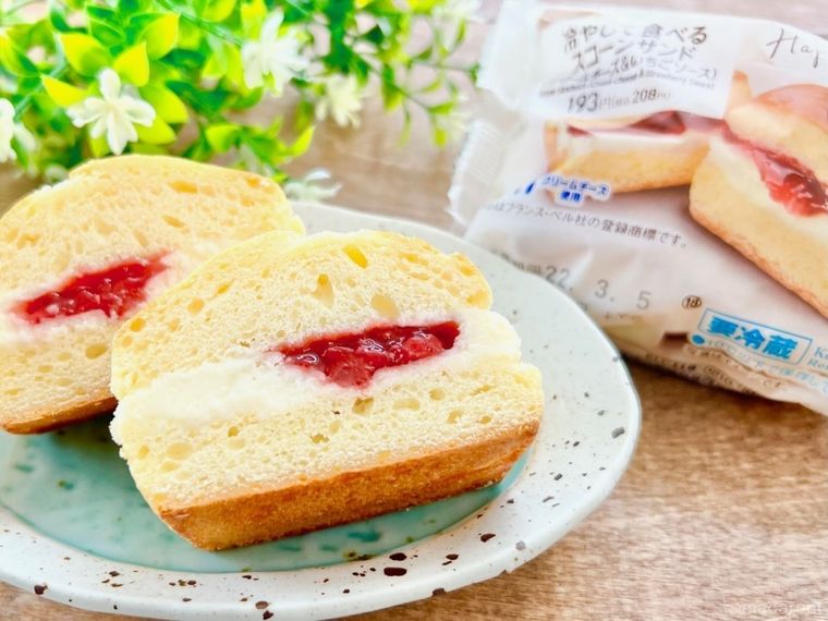 ファミマに魅惑の新作!「冷やして食べるスコーンサンド」はチーズぎっしりでリピ必至の画像