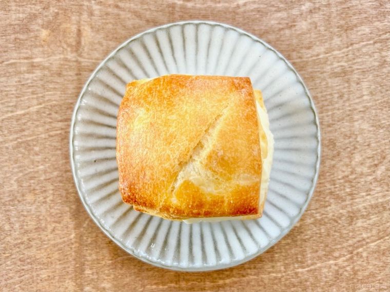 ファミマに魅惑の新作!「冷やして食べるスコーンサンド」はチーズぎっしりでリピ必至の画像