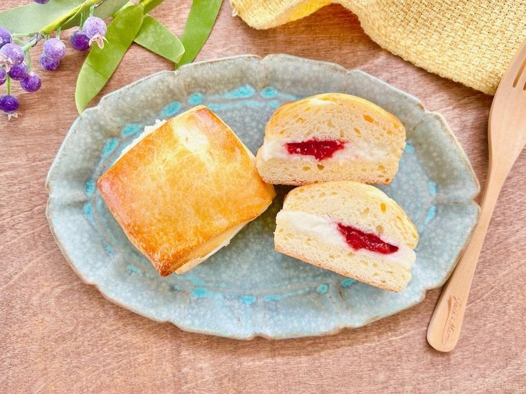 ファミマに魅惑の新作!「冷やして食べるスコーンサンド」はチーズぎっしりでリピ必至の画像