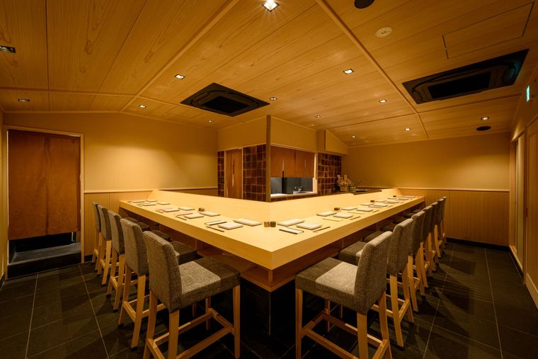 銀座に「焼鳥 ひら野」がオープン。名店「瀬尾」出身の店主による “御神酒からはじまる” コースの画像