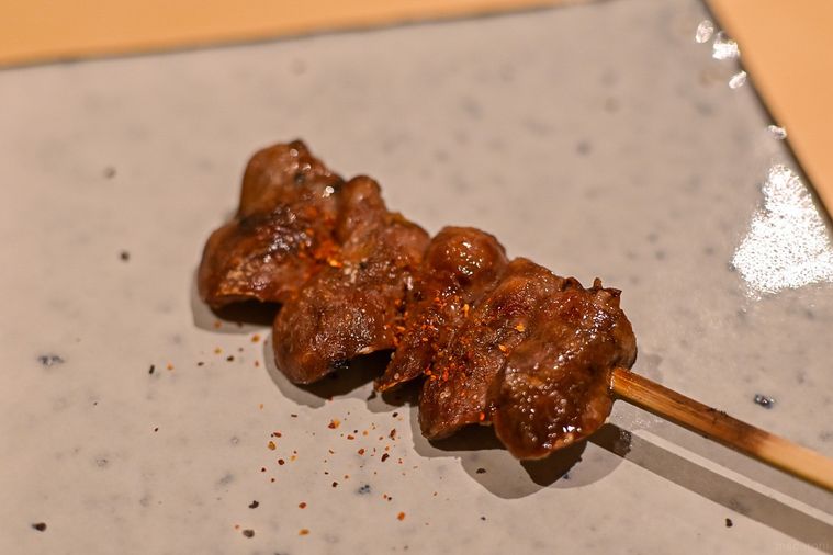 銀座に「焼鳥 ひら野」がオープン。名店「瀬尾」出身の店主による “御神酒からはじまる” コースの画像