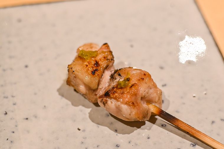 銀座に「焼鳥 ひら野」がオープン。名店「瀬尾」出身の店主による “御神酒からはじまる” コースの画像