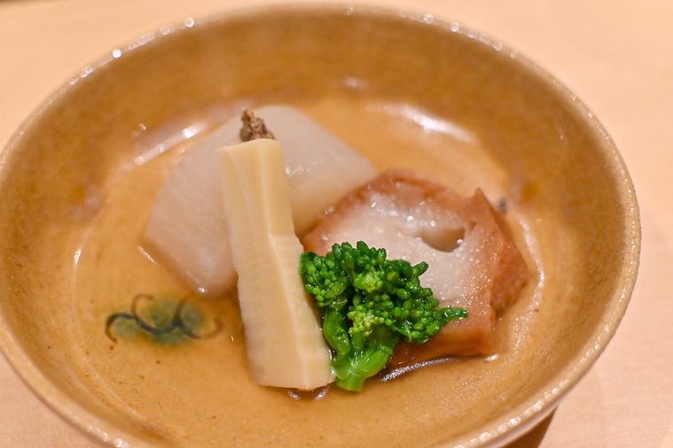 銀座に「焼鳥 ひら野」がオープン。名店「瀬尾」出身の店主による “御神酒からはじまる” コースの画像