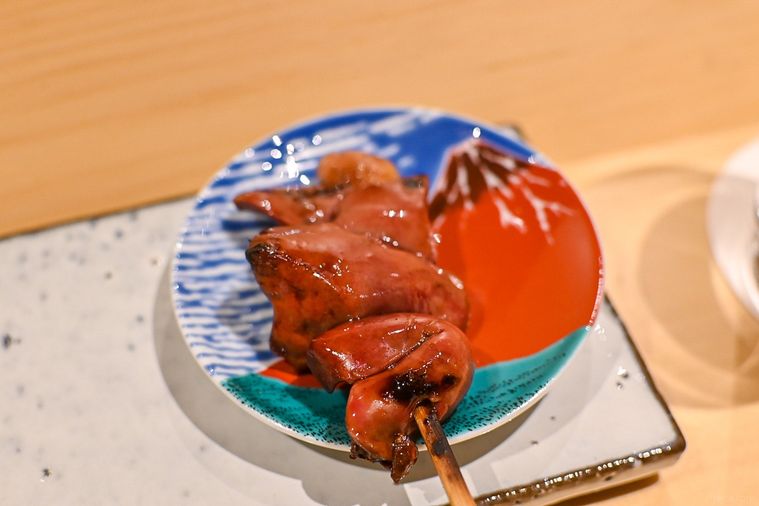 銀座に「焼鳥 ひら野」がオープン。名店「瀬尾」出身の店主による “御神酒からはじまる” コースの画像