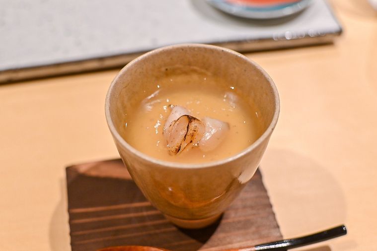 銀座に「焼鳥 ひら野」がオープン。名店「瀬尾」出身の店主による “御神酒からはじまる” コースの画像