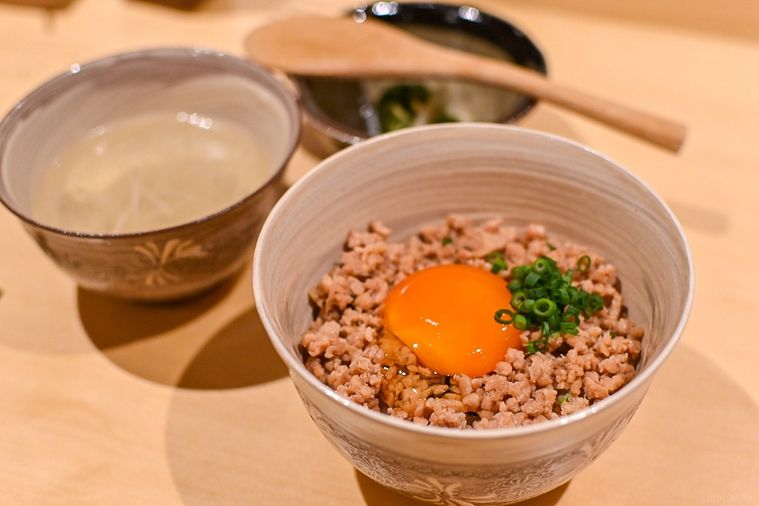 銀座に「焼鳥 ひら野」がオープン。名店「瀬尾」出身の店主による “御神酒からはじまる” コースの画像