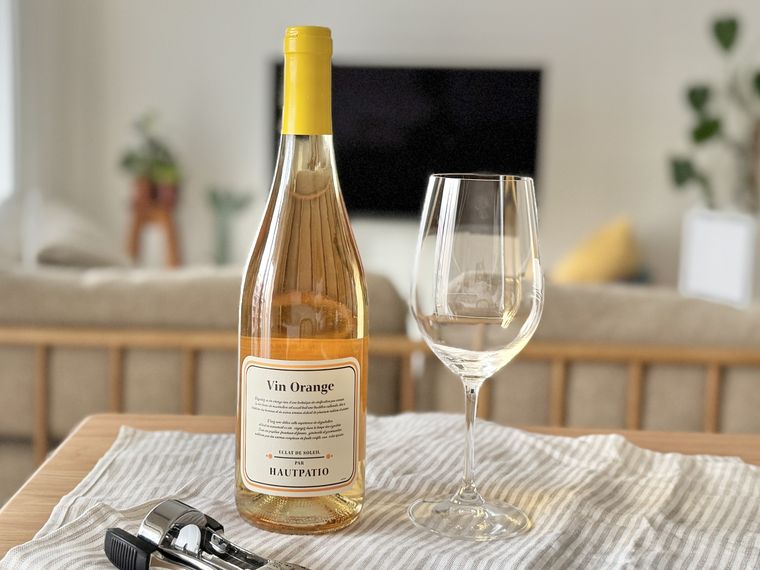 テーブルに並ぶフランス オーパシオ オレンジワインとグラス