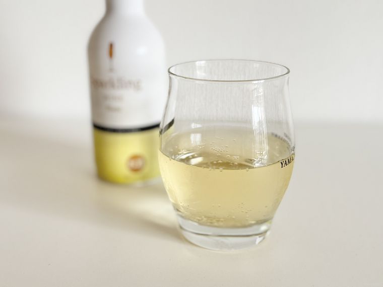 グラスに注いだSEIJOISHIIスパークリングブランとボトル