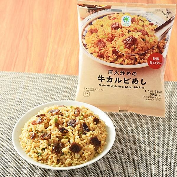 お皿に盛り付けたファミリーマートの冷凍食品直火炒めの牛カルビめしとパッケージ