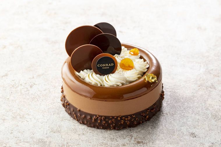 コンラッド東京のチョコレートケーキ「シャルム」が置いてある