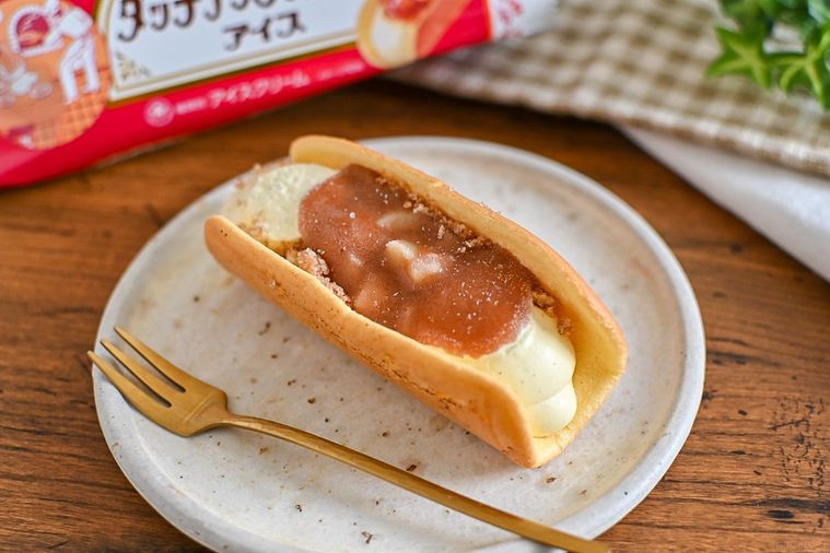 お皿にのったローソン ウチカフェのアンナミラーズ監修 ダッチアップルパイアイス