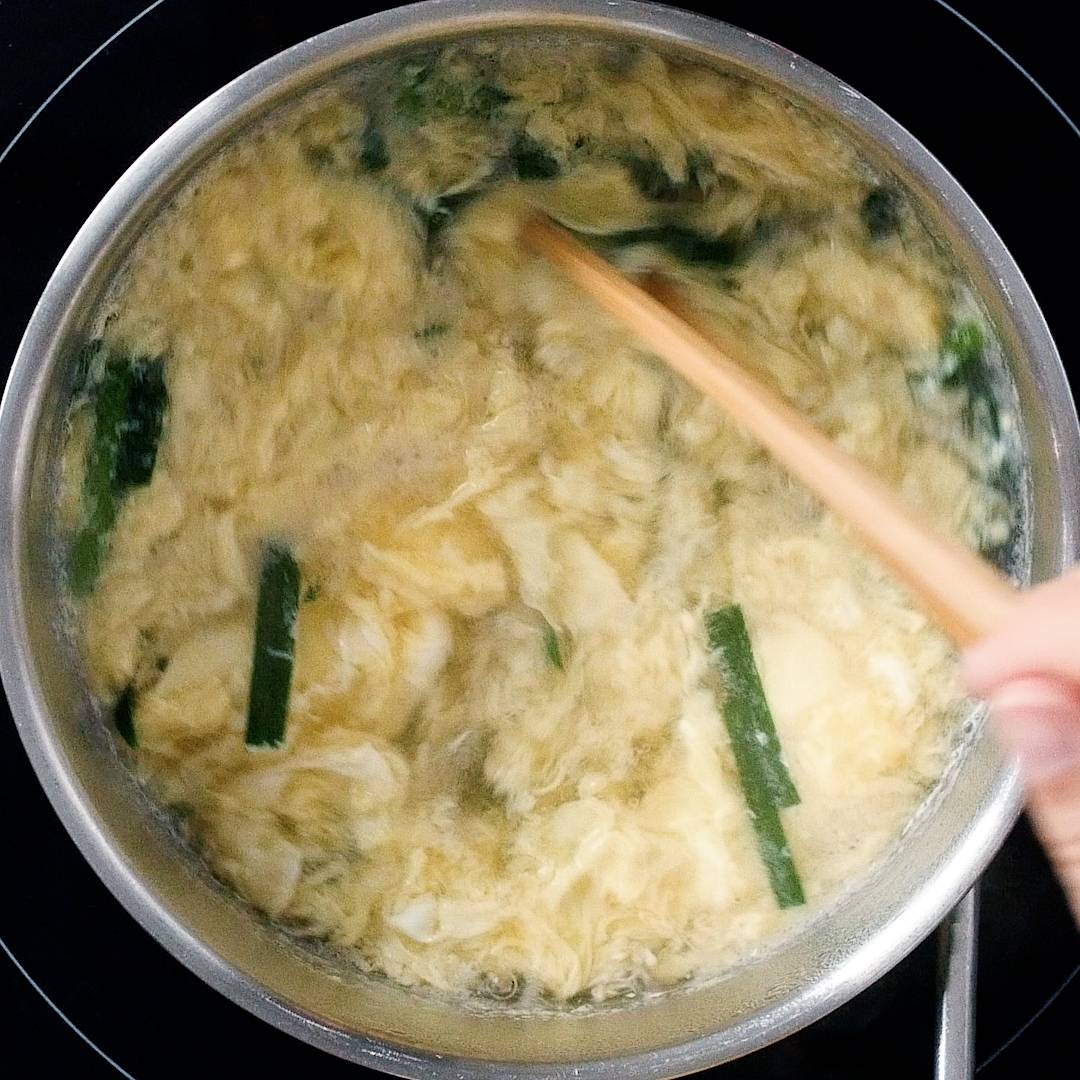 ふわとろ卵のニラたまスープ Macaroni