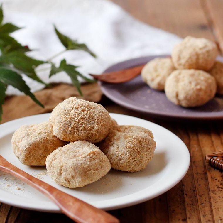 白い皿に盛り付けられたオートミールきな粉ミルクもち