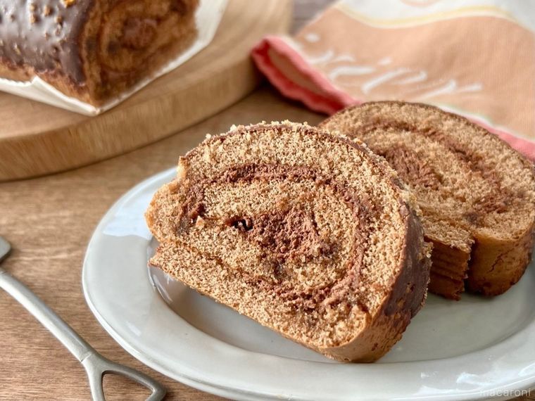 SNSで賛否両論。業務スーパー「スイスロールケーキ」はハマる人はハマる沼スイーツの画像