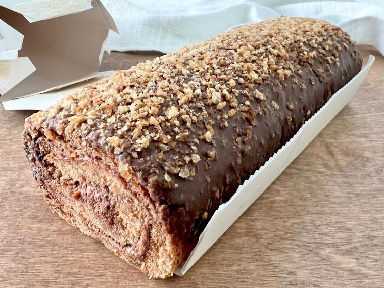 SNSで賛否両論。業務スーパー「スイスロールケーキ」はハマる人はハマる沼スイーツの画像