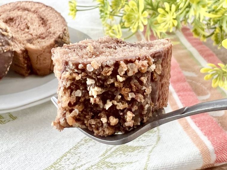 SNSで賛否両論。業務スーパー「スイスロールケーキ」はハマる人はハマる沼スイーツの画像