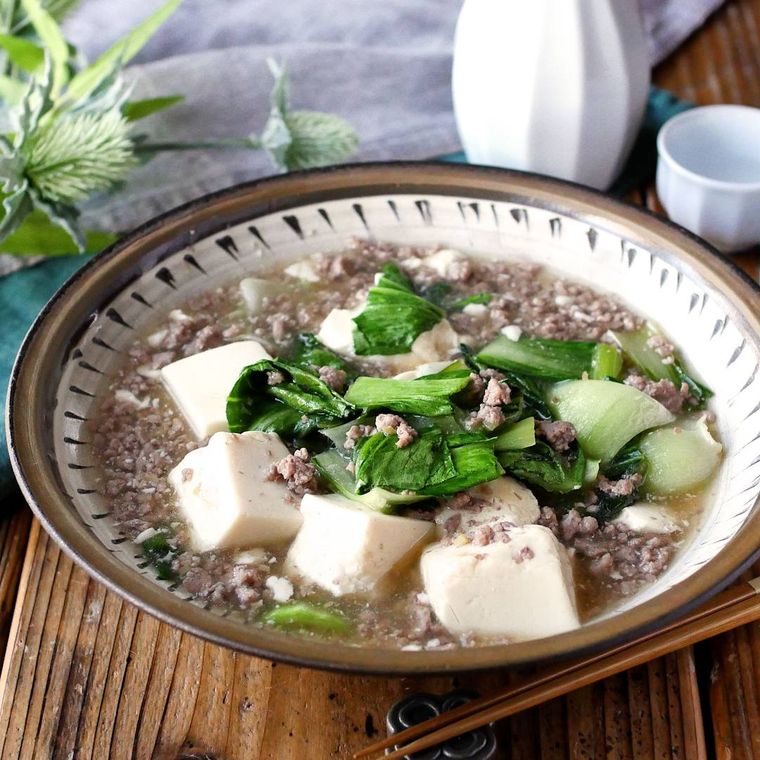 器にチンゲン菜と豆腐のうま塩そぼろあんかけが入っている