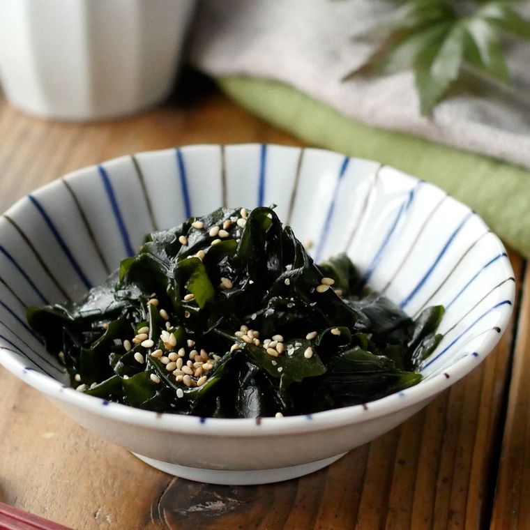 小鉢にやみつきわかめが入っている