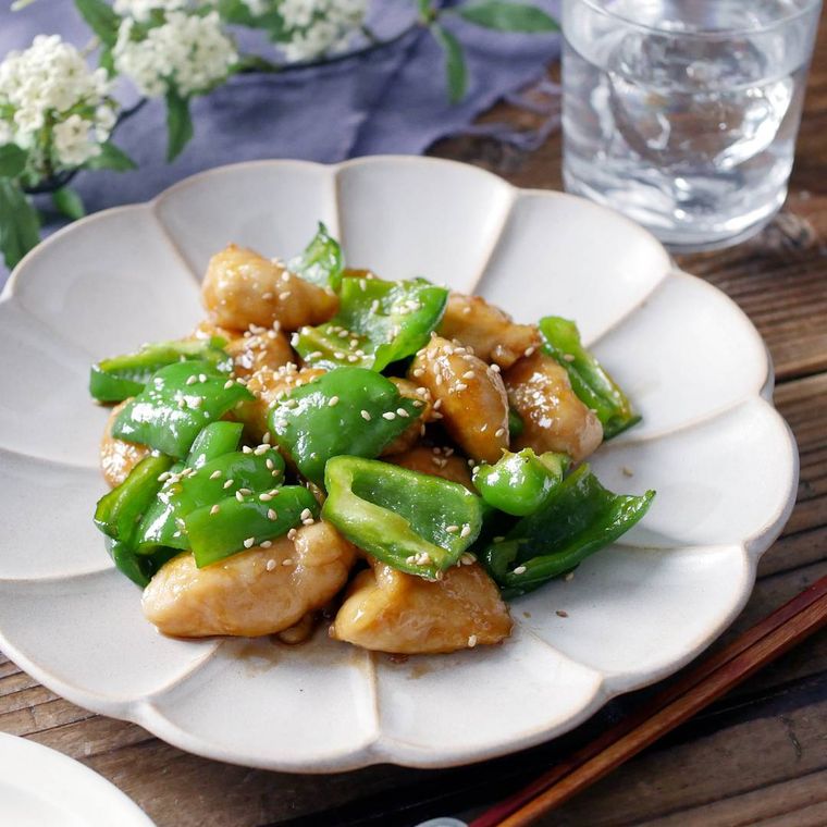 リンカの皿にささみとピーマンの甘辛照り焼きが入っている