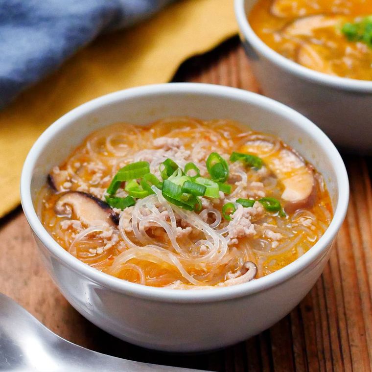 器に坦々春雨スープが入っている