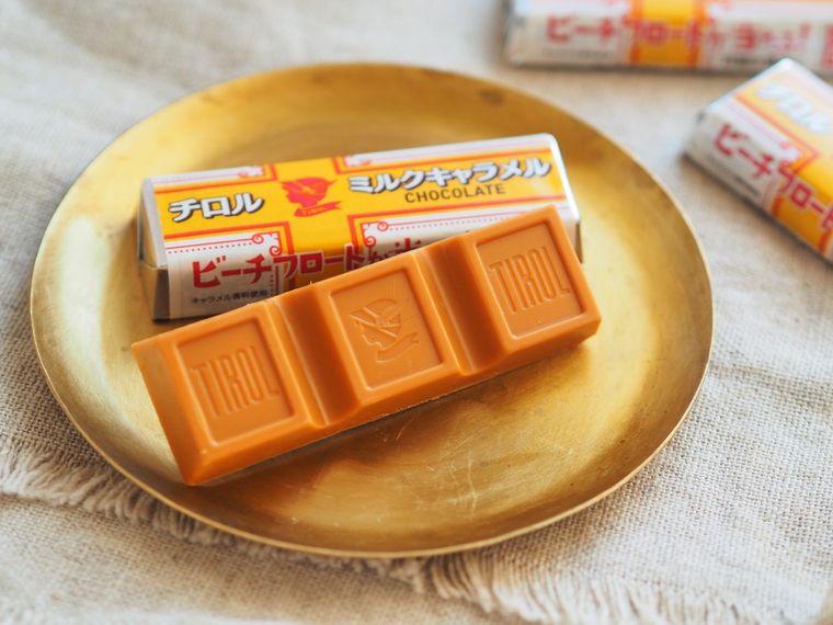 金の皿に盛られたチロルチョコミルクキャラメルとパッケージ