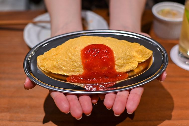 洋食酒場オオハシのミニオムライスを持っているところ