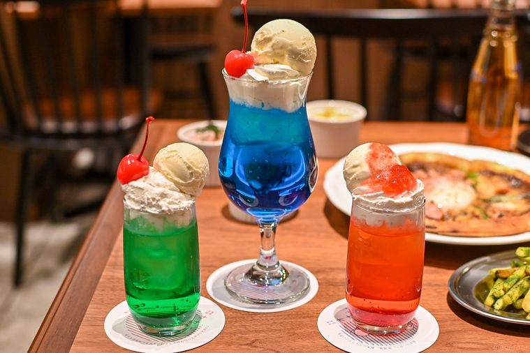 洋食酒場オオハシのクリームソーダとミニクリームソーダ