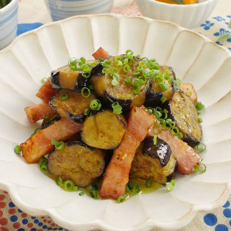 皿に盛られたカレー香るバタポンなす