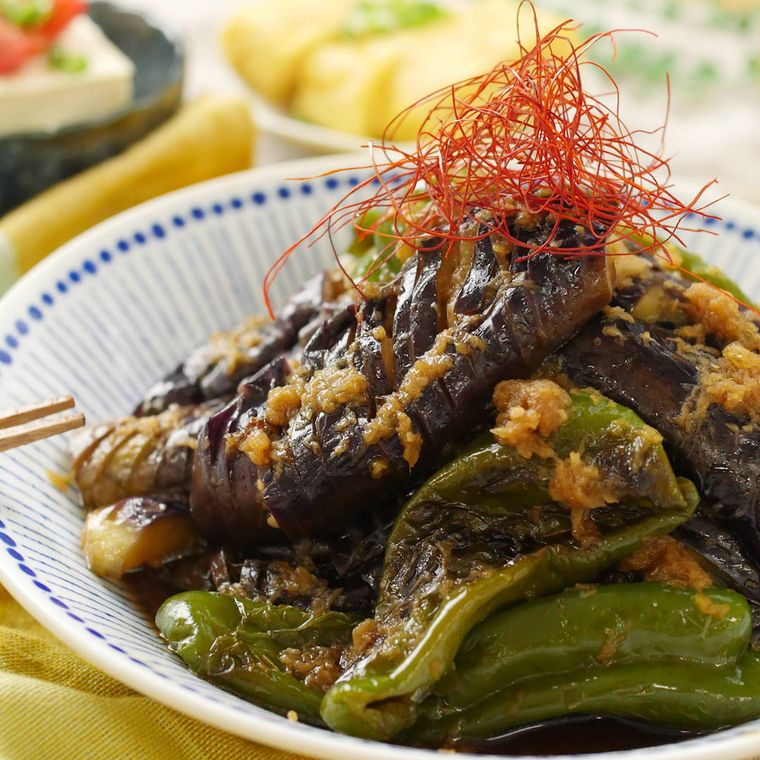 皿に盛られたなすとピーマンのしょうが和え