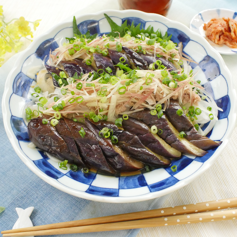 皿に盛られたなすのたたき