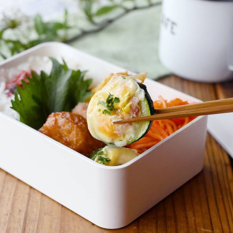 お弁当にズッキーニとベーコンのマヨチーズ焼き